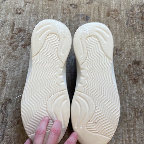 NWOB. OTBT Canvas Sneakers, white bottoms, Black, Size 7.5 - Picture 5 of 10